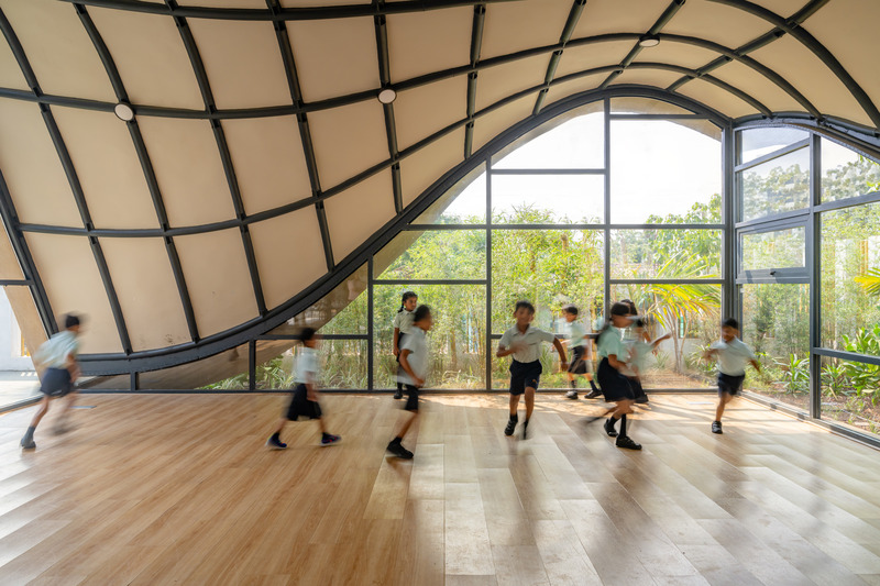 Dossier de presse | 6986-02 - Communiqué de presse | Cocoon, Pre-primary Extension, Bloomingdale International School - andblack design studio - Architecture institutionnelle - <p class="">Rather than opting for typical extensive use of colour in designing for preschoolers, the design emphasise form in a way that communicates playfulness through the building's architecture; creating a visually free-flowing and spatially connected space promoting free interaction and movement for children.</p> - Crédit photo : Vinay Panjwani