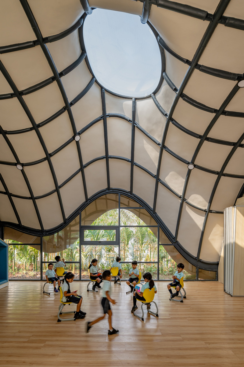 Dossier de presse | 6986-02 - Communiqué de presse | Cocoon, Pre-primary Extension, Bloomingdale International School - andblack design studio - Architecture institutionnelle - The skylights are designed to allow natural light to illuminate the classrooms, reducing need of artificial lighting during the day. - Crédit photo : Vinay Panjwani