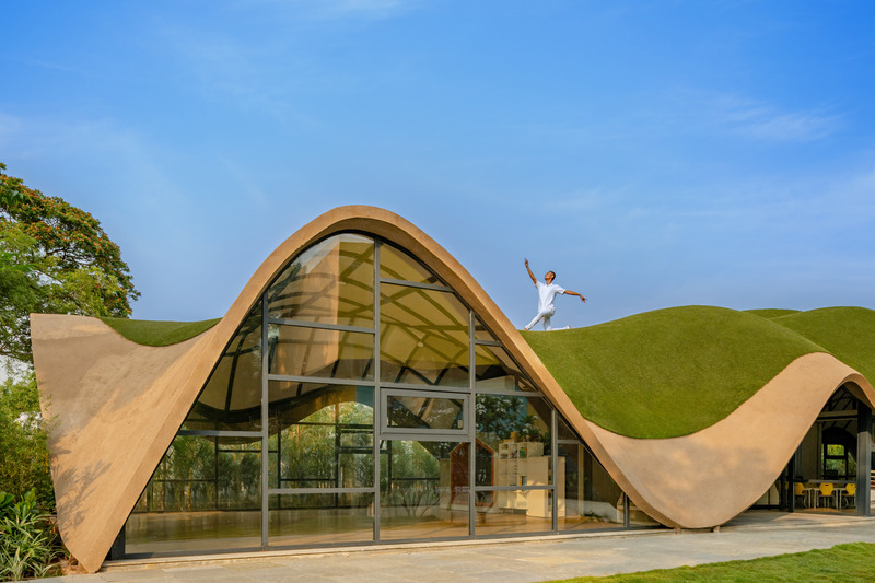 Dossier de presse | 6986-02 - Communiqué de presse | Cocoon, Pre-primary Extension, Bloomingdale International School - andblack design studio - Architecture institutionnelle - <p class="">The school embodies non-conformity and playfulness, stimulating curiosity naturally through its architecture. Dips and highs in waves of the roof touch the ground; facilitating child’s interaction with the architecture of their daily environment.</p> - Crédit photo : Vinay Panjwani