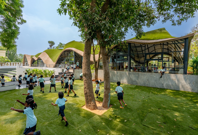 Dossier de presse | 6986-02 - Communiqué de presse | Cocoon, Pre-primary Extension, Bloomingdale International School - andblack design studio - Architecture institutionnelle - <p class="">Structural complexities in achieving the smooth external skin were resolved with a ferrocement shell integrated above the unique metal structure. The visual effect of this austere material palette ensures visual cohesion.</p> - Crédit photo : Vinay Panjwani
