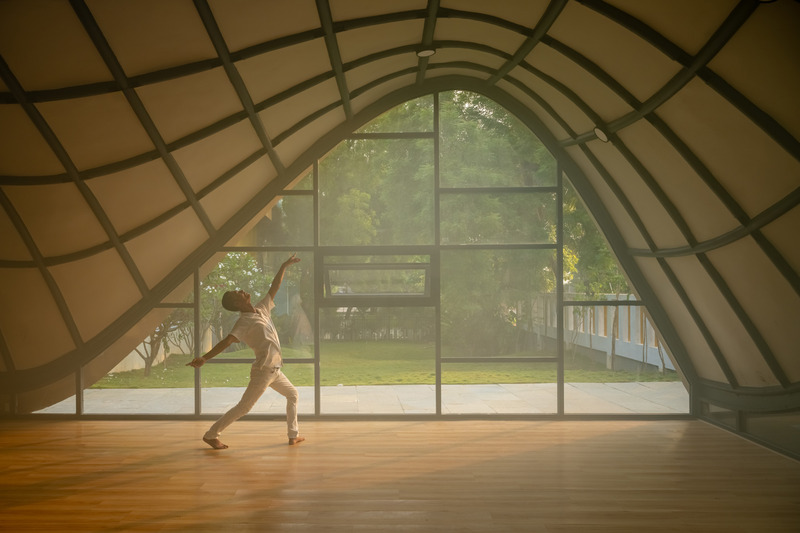 Dossier de presse | 6986-02 - Communiqué de presse | Cocoon, Pre-primary Extension, Bloomingdale International School - andblack design studio - Architecture institutionnelle - Full-length glass walls softly illuminates the spaces, seamlessly blending interiors with nature - Crédit photo : Vinay Panjwani