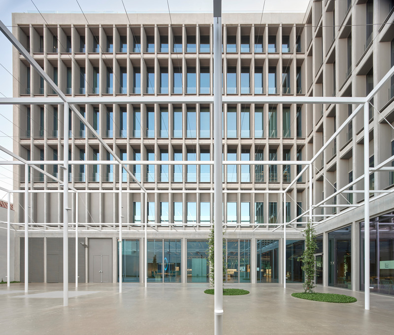 Dossier de presse | 4196-01 - Communiqué de presse | b720 Turns Simon's Old Factory to SWITCH, the Company's New Headquarters - b720 Fermín Vázquez Arquitectos - Architecture commerciale - Crédit photo : José Hevia