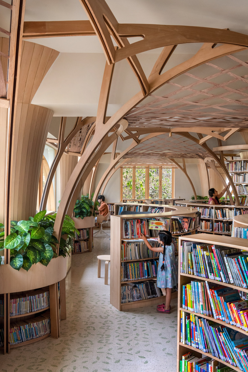 Press kit | 7591-01 - Press release | The Forest of Knowledge - studio HINGE - Commercial Interior Design - Browsing in hedges, with the corner  workspace in background - Photo credit: Suryan//Dang