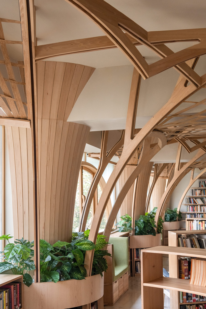 Press kit | 7591-01 - Press release | The Forest of Knowledge - studio HINGE - Commercial Interior Design - Looking through the branches along the windows - Photo credit: Suryan//Dang