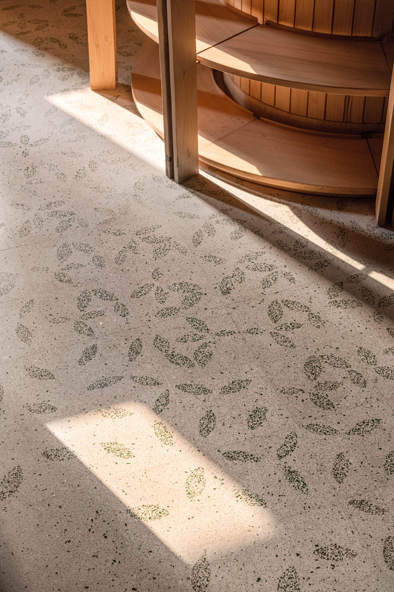 Press kit | 7591-01 - Press release | The Forest of Knowledge - studio HINGE - Commercial Interior Design - Flooring detail of the fallen leaf pattern in green glass chips - Photo credit: Suryan//Dang
