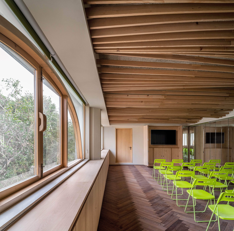 Press kit | 7591-01 - Press release | The Forest of Knowledge - studio HINGE - Commercial Interior Design - The workshop room in cinema mode - Photo credit: Suryan//Dang