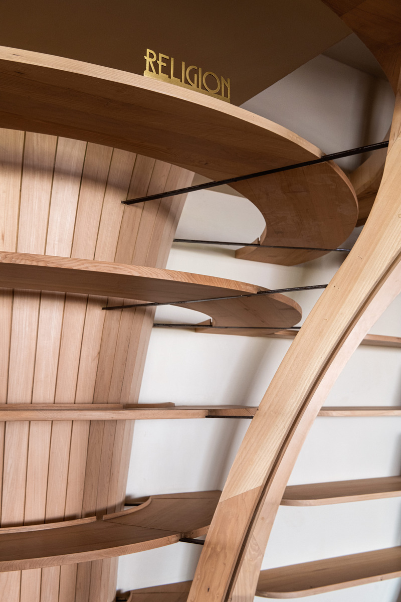 Press kit | 7591-01 - Press release | The Forest of Knowledge - studio HINGE - Commercial Interior Design - Detail of circular tree shelves - Photo credit: Suryan//Dang