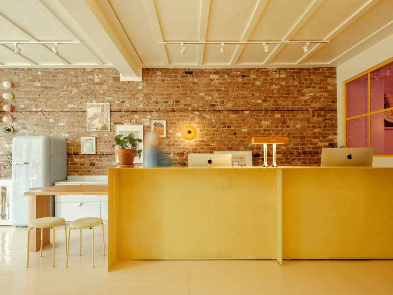 Dossier de presse | 1698-05 - Communiqué de presse | La Maison Perron - Perron - Design d’intérieur commercial -   Bureau - Bureau d'accueil, luminaires par Hay (Dk)  - Crédit photo : Paul Dussault
