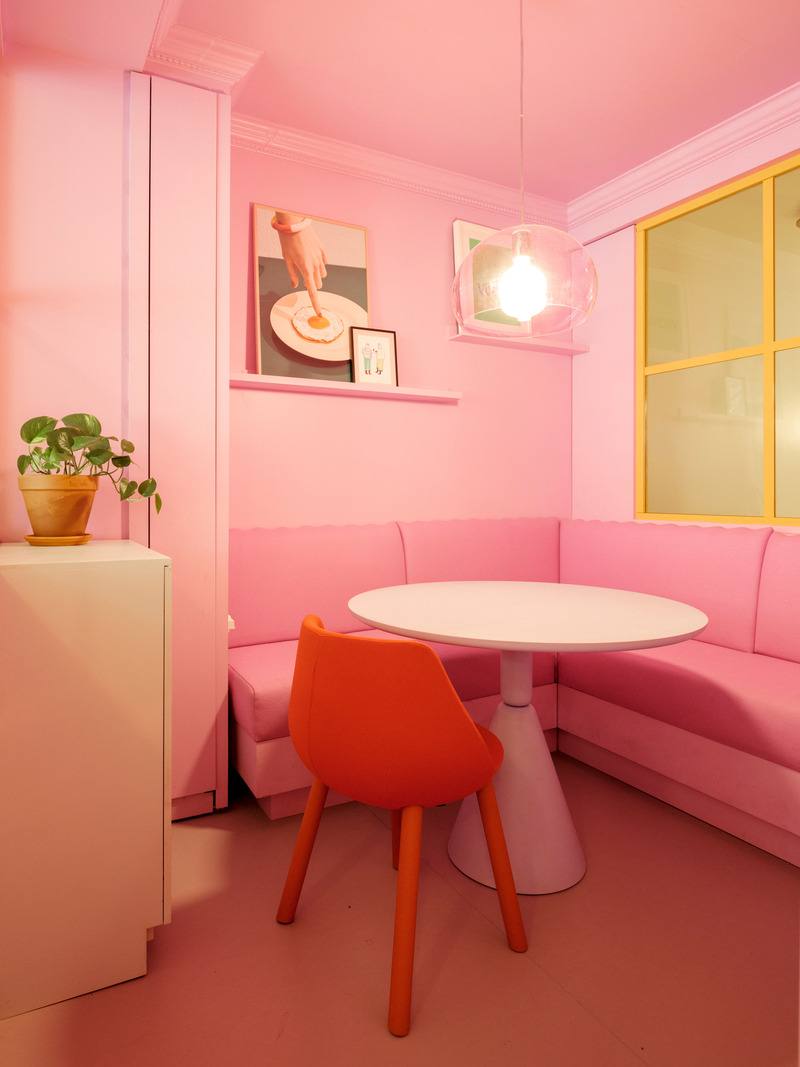 Dossier de presse | 1698-05 - Communiqué de presse | La Maison Perron - Perron - Design d’intérieur commercial -   Bureau - Le bureau rose de Nathalie Perron, Table et chaise par Sancal (Es) et Luminaire par Kartell (It) - Crédit photo : Paul Dussault