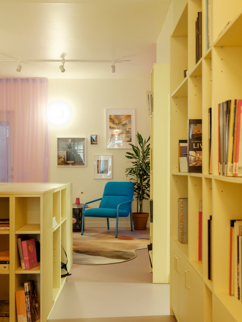Dossier de presse | 1698-05 - Communiqué de presse | La Maison Perron - Perron - Design d’intérieur commercial -   Bureau - Corridor menant vers d'autres mobilier en démonstration, Chaise Elle par Sancal (Es) - Crédit photo : Paul Dussault
