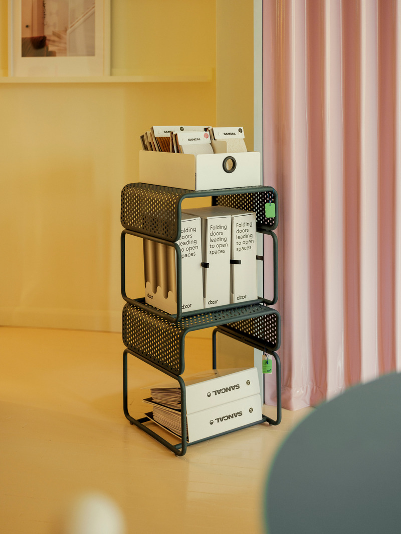 Dossier de presse | 1698-05 - Communiqué de presse | La Maison Perron - Perron - Design d’intérieur commercial -  Bureau - Coffre à outils pour séance de personnalisation de mobilier par nos compagnies adorées @Dooor (It) et @Sancal (Es) - Crédit photo : Paul Dussault