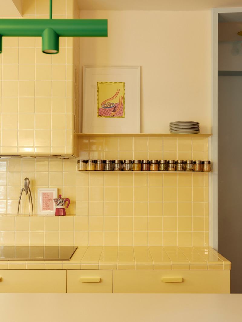 Dossier de presse | 1698-05 - Communiqué de presse | La Maison Perron - Perron - Design d’intérieur commercial - <p> Appartement - Cuisine à l'européenne</p><p> Luminaire Peppa par Hamster (Ca)</p> - Crédit photo : Paul Dussault