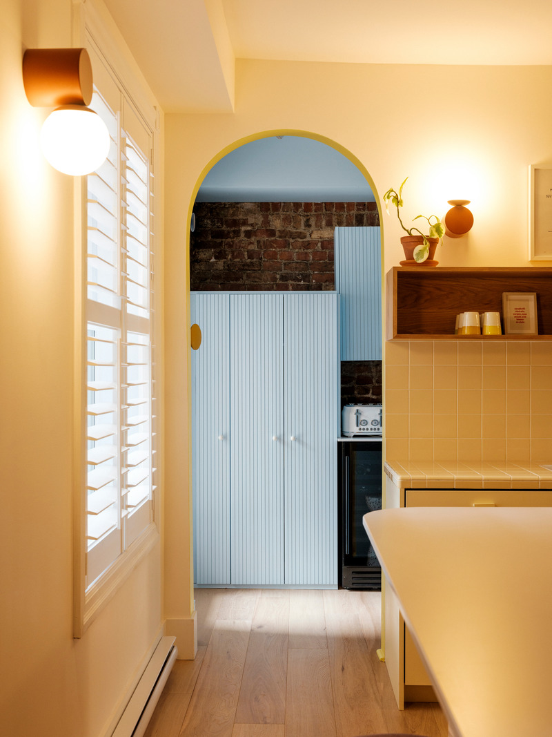 Dossier de presse | 1698-05 - Communiqué de presse | La Maison Perron - Perron - Design d’intérieur commercial -  Appartement - Arche menant vers l'arrière-cuisine avec les luminaires Silo par Hamster (Ca) - Crédit photo : Paul Dussault