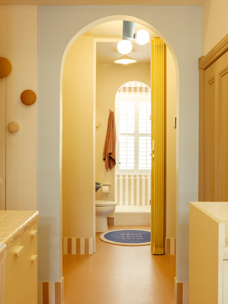 Dossier de presse | 1698-05 - Communiqué de presse | La Maison Perron - Perron - Design d’intérieur commercial -   Appartement - Arches et motifs, cloison textile par Dooor (It) avec quelques crochets muraux Muuto (Dk). Luminaires par Hamster (Ca) - Crédit photo : Paul Dussault