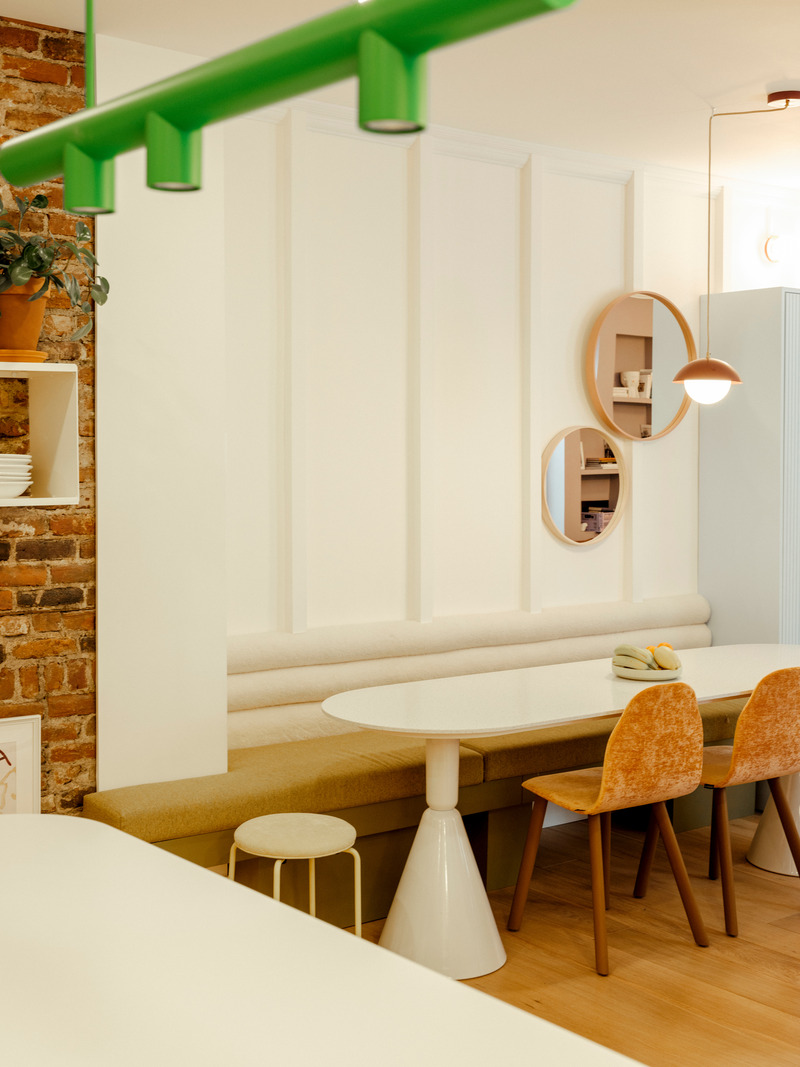 Dossier de presse | 1698-05 - Communiqué de presse | La Maison Perron - Perron - Design d’intérieur commercial -  Appartement - Chaises par Sancal (Es) - Crédit photo : Paul Dussault