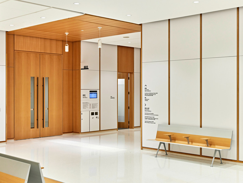 Dossier de presse | 7592-01 - Communiqué de presse | Award-Winning Wayfinding for New RPBW Courthouse - Frontier Design - Design graphique - Crédit photo : Tom Rideout