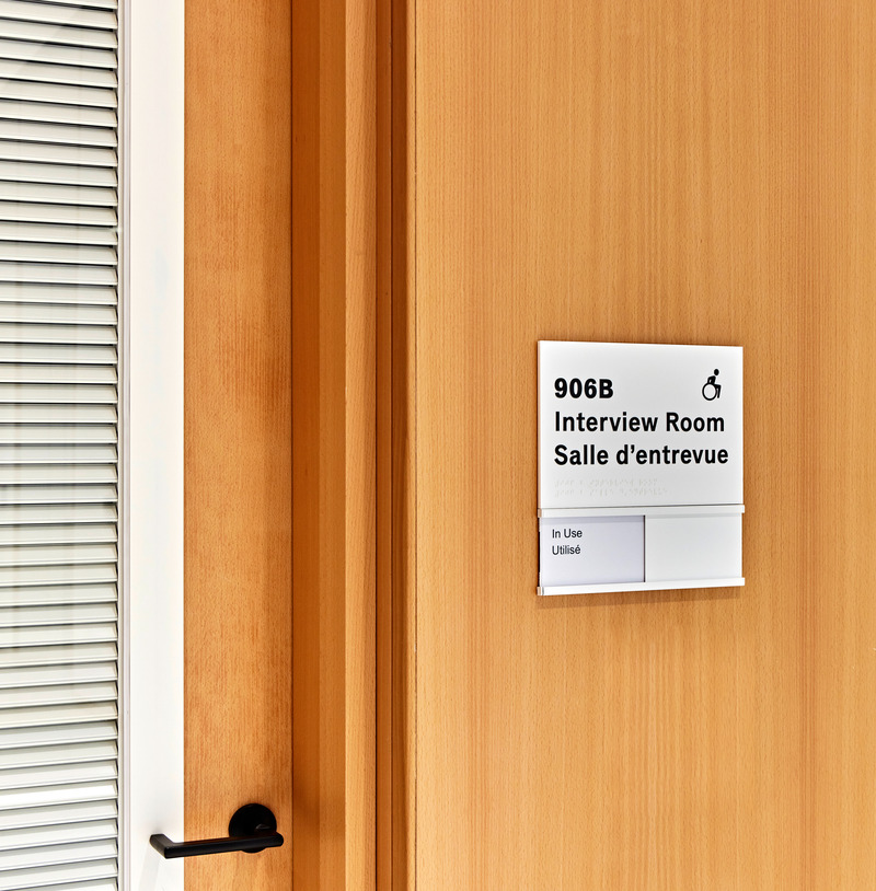 Dossier de presse | 7592-01 - Communiqué de presse | Award-Winning Wayfinding for New RPBW Courthouse - Frontier Design - Design graphique - Crédit photo : Tom Rideout