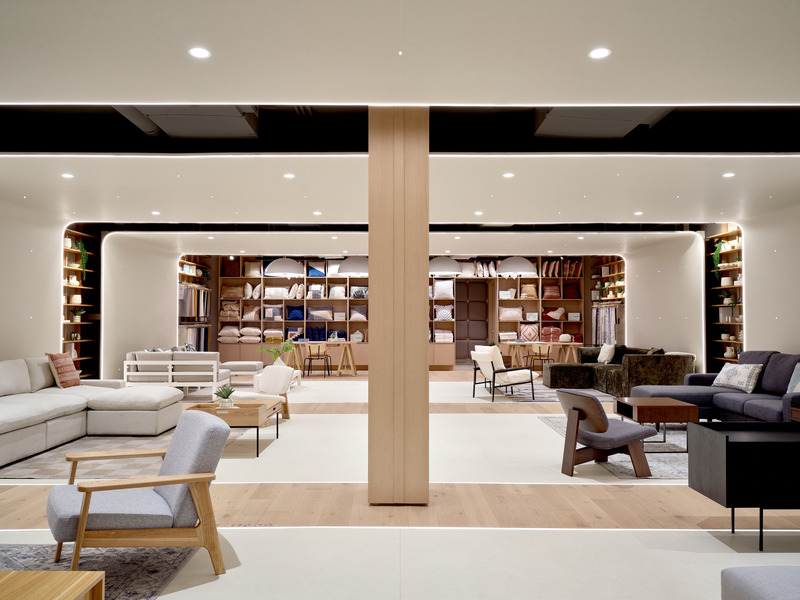 Dossier de presse | 2626-03 - Communiqué de presse | Boutique phare Cozey - LAAB architecture - Architecture commerciale - Axe principal de la boutique vers le centre de design - Crédit photo : <p class="">Riley Snelling</p>