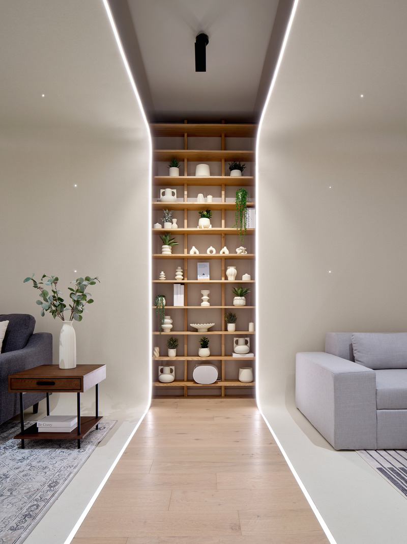 Dossier de presse | 2626-03 - Communiqué de presse | Boutique phare Cozey - LAAB architecture - Architecture commerciale - <p class="">Présentoir niché entre les cycloramas</p> - Crédit photo : <p class="">Riley Snelling</p>