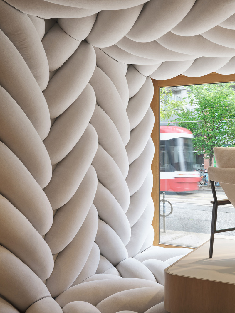 Dossier de presse | 2626-03 - Communiqué de presse | Boutique phare Cozey - LAAB architecture - Architecture commerciale - <p class="">Vue de détail de la vitrine Cozey</p> - Crédit photo : <p class="">Riley Snelling</p>