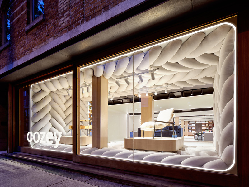 Dossier de presse | 2626-03 - Communiqué de presse | Boutique phare Cozey - LAAB architecture - Architecture commerciale - <p class="">Vitrine sur rue, vue latérale</p> - Crédit photo : <p class="">Riley Snelling</p>
