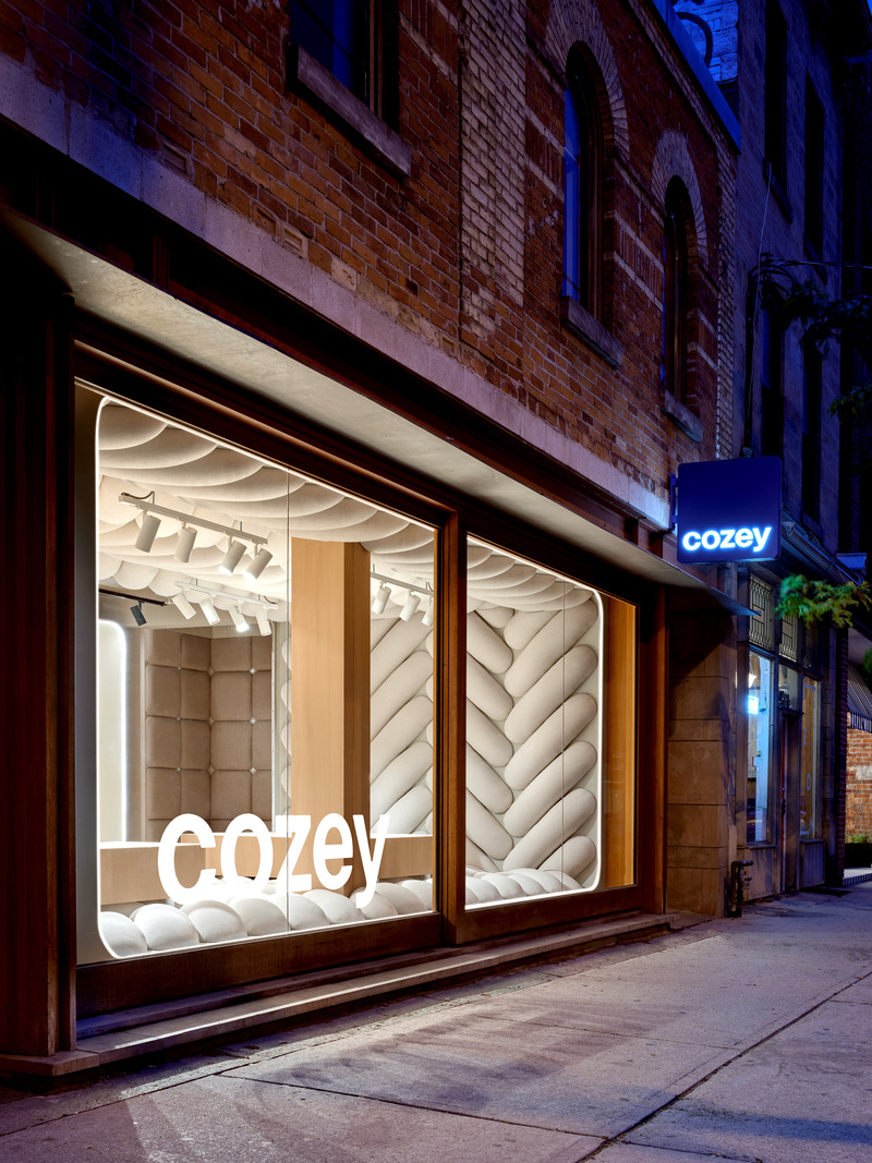 Dossier de presse | 2626-03 - Communiqué de presse | Boutique phare Cozey - LAAB architecture - Architecture commerciale - <p class="">Vitrine sur rue, vue vers l'entrée</p> - Crédit photo : <p class="">Riley Snelling</p>