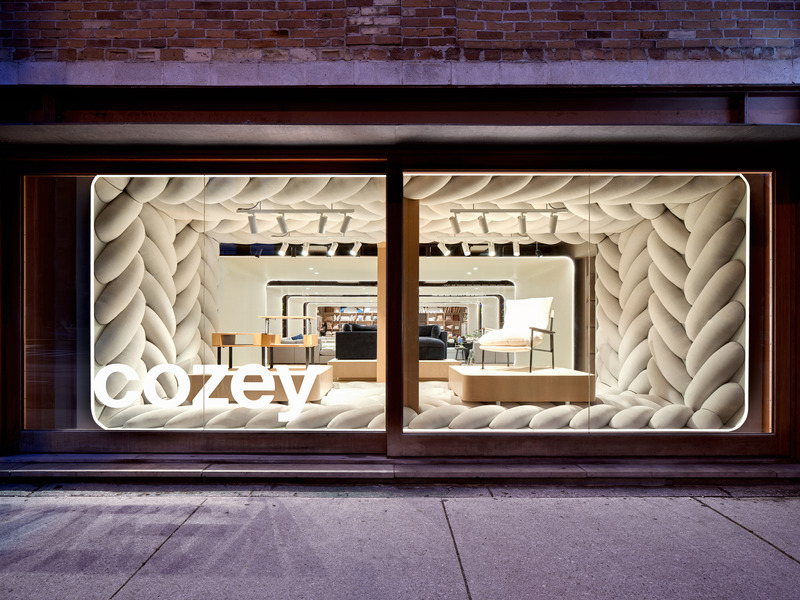 Dossier de presse | 2626-03 - Communiqué de presse | Boutique phare Cozey - LAAB architecture - Architecture commerciale - <p class="">Vue nocturne de la vitrine sur rue</p> - Crédit photo : <p class="">Riley Snelling</p>