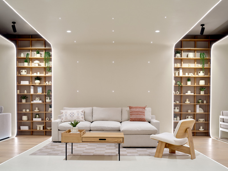 Dossier de presse | 2626-03 - Communiqué de presse | Boutique phare Cozey - LAAB architecture - Architecture commerciale - <p class="">Cyclorama-présentoir 1</p> - Crédit photo : Riley Snelling