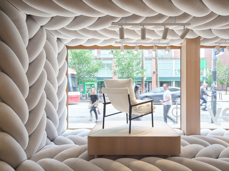 Dossier de presse | 2626-03 - Communiqué de presse | Boutique phare Cozey - LAAB architecture - Architecture commerciale - <p class="">Vue rapprochée de la vitrine Cozey</p> - Crédit photo : Riley Snelling