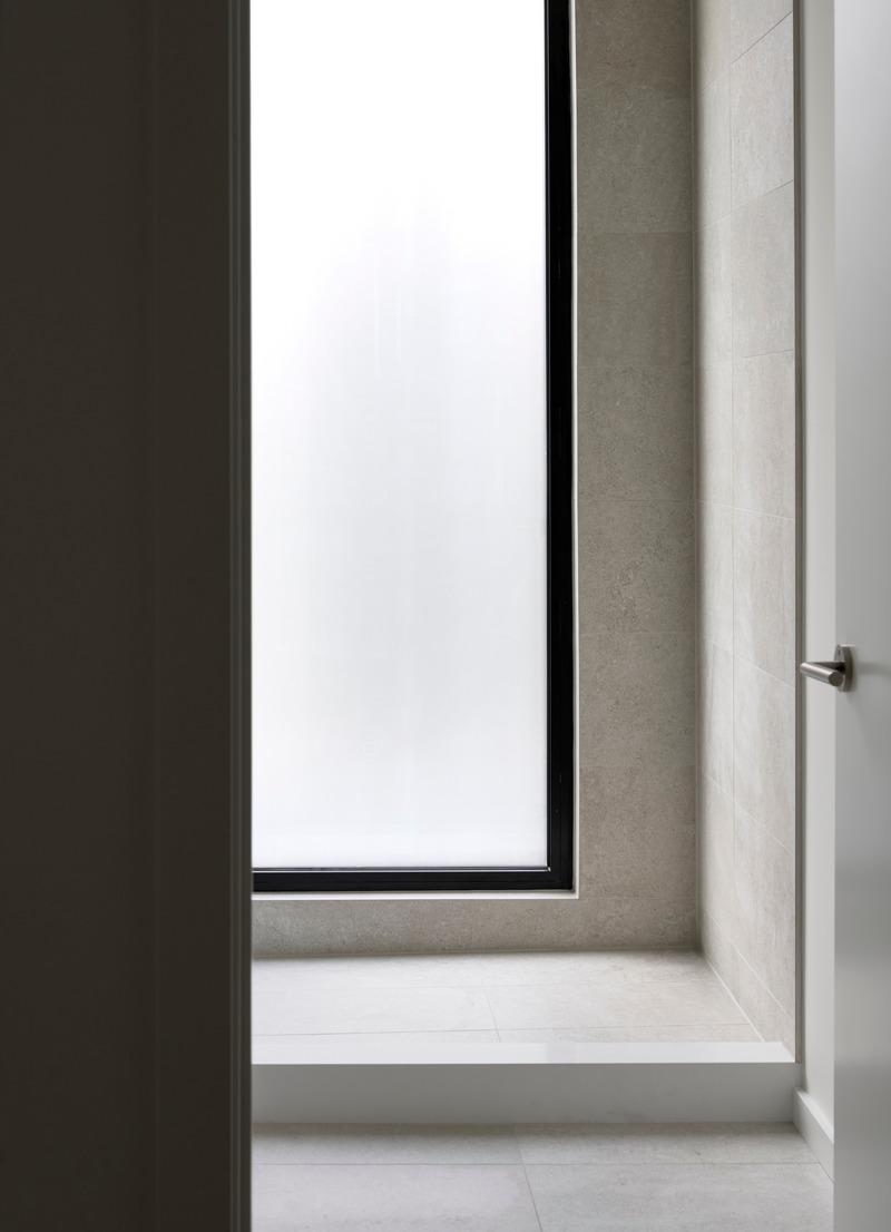 Dossier de presse | 2744-09 - Communiqué de presse | Eglington W House - StudioAC - Architecture résidentielle - Bathroom Detail - Crédit photo : DoubleSpace Photography