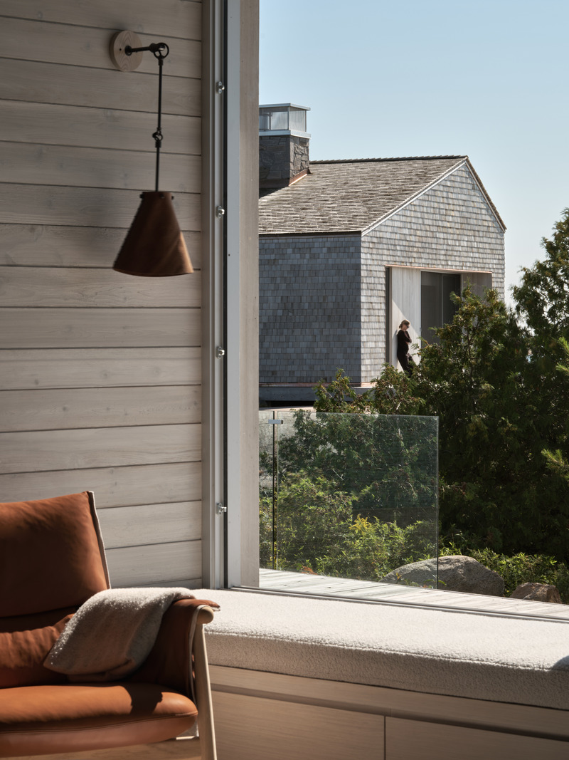 Dossier de presse | 1728-05 - Communiqué de presse | Akb_Whistling Wind Island - Akb Architects - Architecture résidentielle - View of the bunkie from the main cottage - Crédit photo : Doublespace