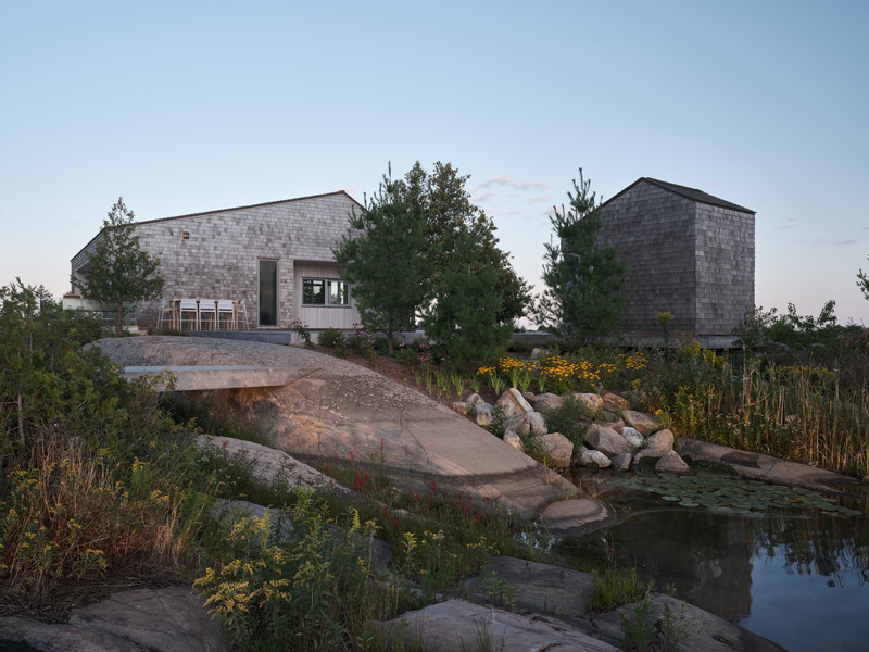 Dossier de presse | 1728-05 - Communiqué de presse | Akb_Whistling Wind Island - Akb Architects - Architecture résidentielle - Main cottage and boat storage - Crédit photo : Doublespace