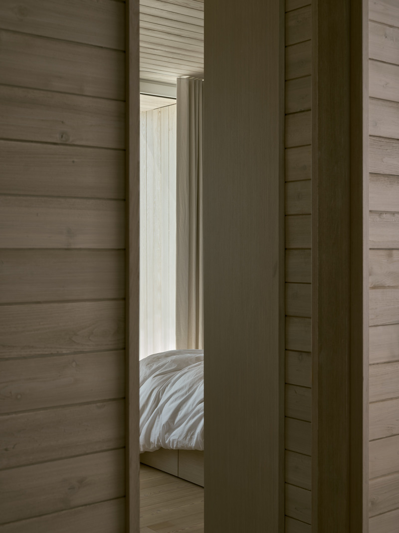 Dossier de presse | 1728-05 - Communiqué de presse | Akb_Whistling Wind Island - Akb Architects - Architecture résidentielle -   Main cottage bedroom - Crédit photo : Doublespace
