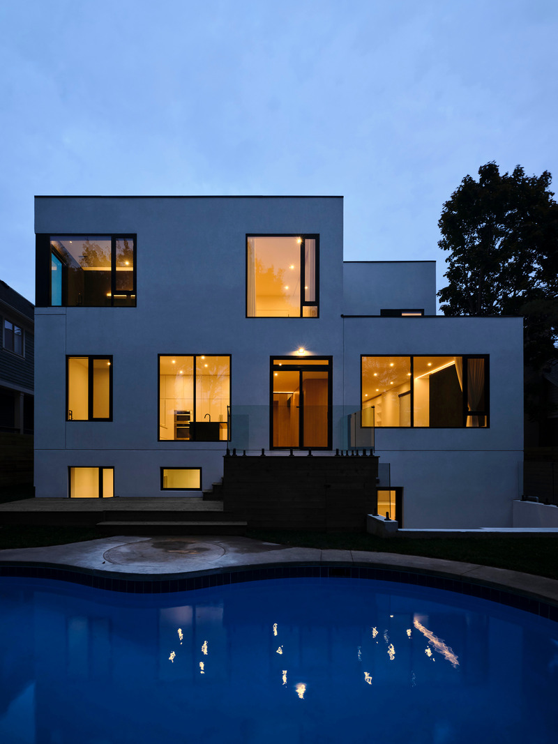 Press kit | 3491-04 - Press release | A Symphony of Light and Form: Atelier Sun's Rothko-Inspired Masterpiece in Downtown Oakville - Atelier Sun - Residential Architecture - Art Collector House at Dusk - Photo credit: Joel Esposito