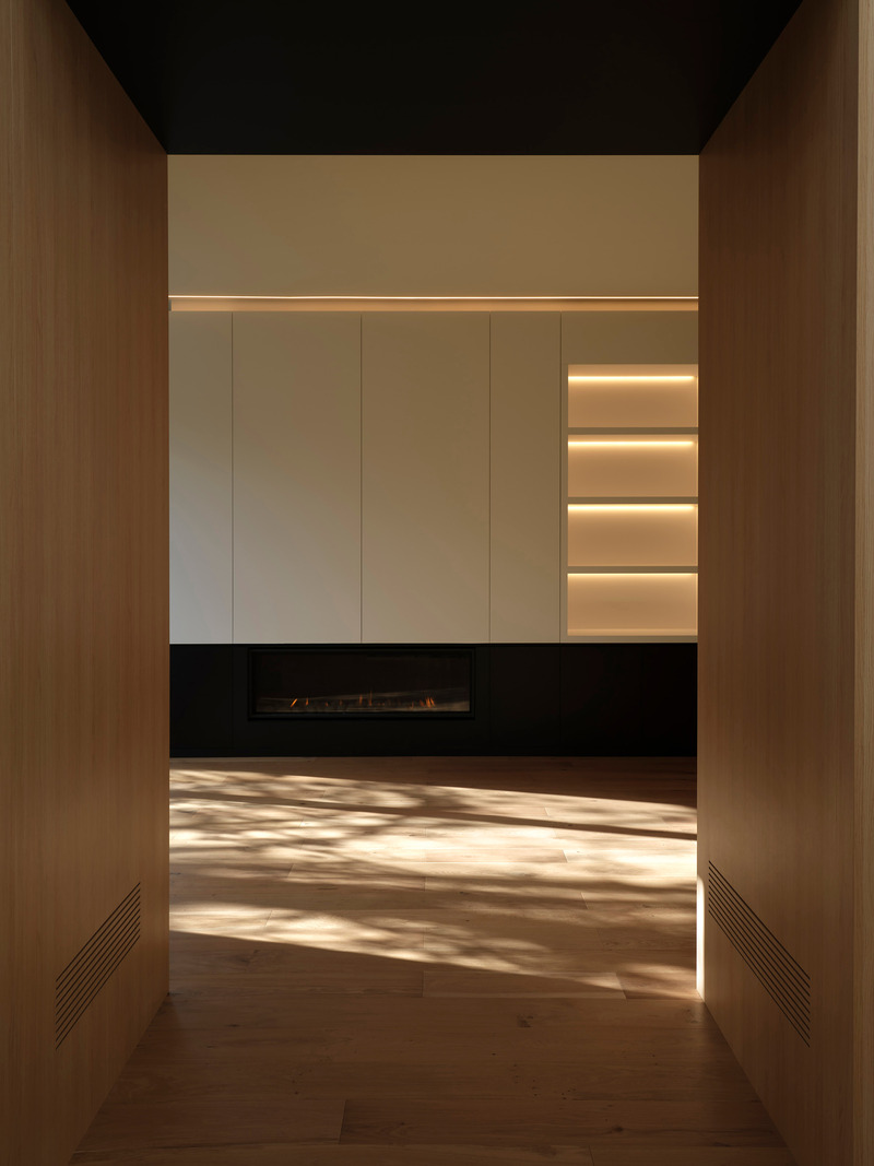 Press kit | 3491-04 - Press release | A Symphony of Light and Form: Atelier Sun's Rothko-Inspired Masterpiece in Downtown Oakville - Atelier Sun - Residential Architecture - Framed view into fireplace - Photo credit: Joel Esposito