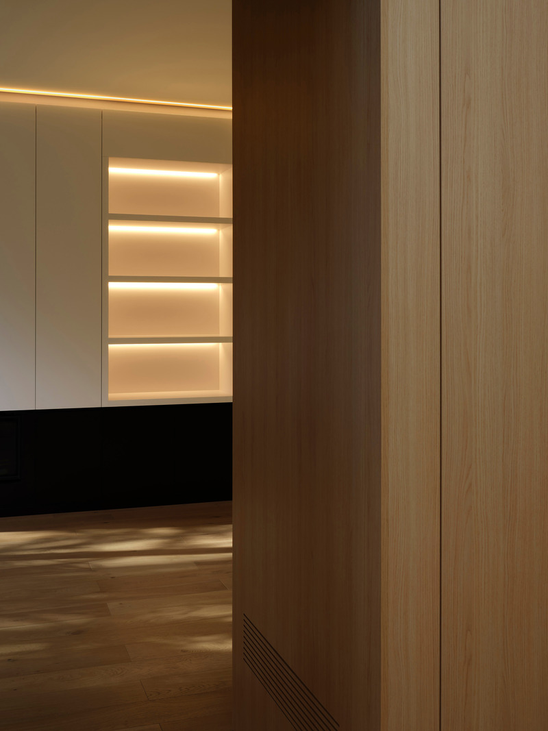 Press kit | 3491-04 - Press release | A Symphony of Light and Form: Atelier Sun's Rothko-Inspired Masterpiece in Downtown Oakville - Atelier Sun - Residential Architecture - Framed view into living room - Photo credit: Joel Esposito
