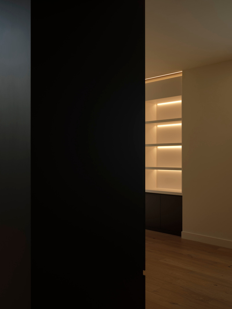 Press kit | 3491-04 - Press release | A Symphony of Light and Form: Atelier Sun's Rothko-Inspired Masterpiece in Downtown Oakville - Atelier Sun - Residential Architecture - View into Living room - Photo credit: Joel Esposito