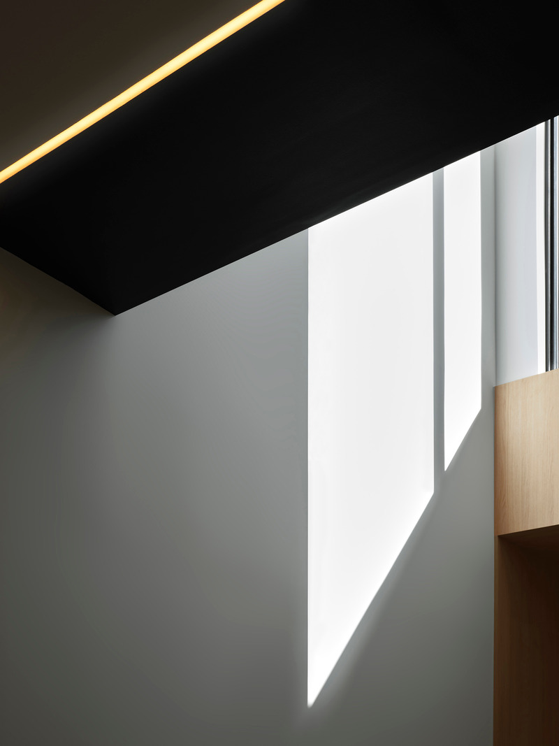 Press kit | 3491-04 - Press release | A Symphony of Light and Form: Atelier Sun's Rothko-Inspired Masterpiece in Downtown Oakville - Atelier Sun - Residential Architecture - Light at Foyer - Photo credit: Joel Esposito