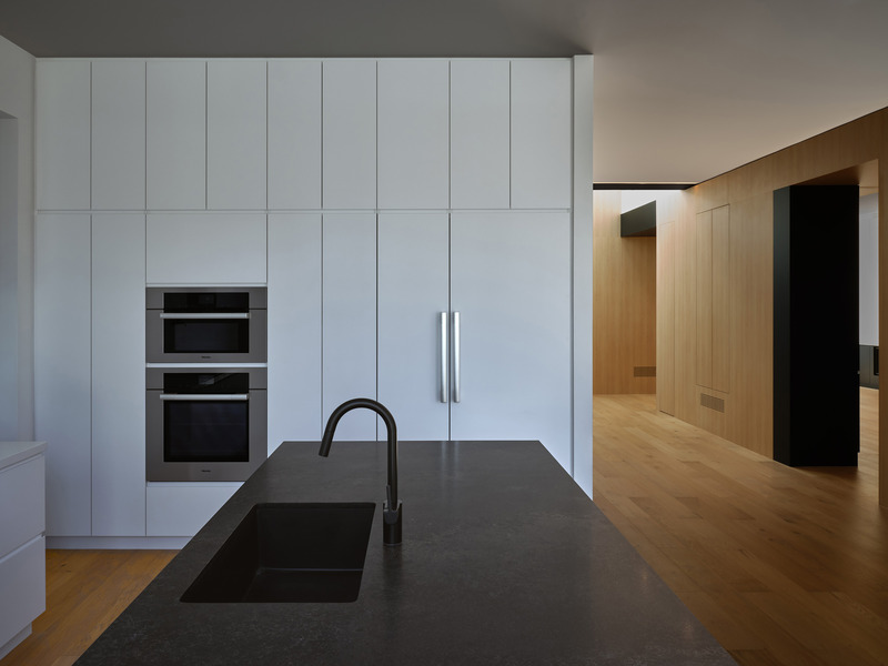 Press kit | 3491-04 - Press release | A Symphony of Light and Form: Atelier Sun's Rothko-Inspired Masterpiece in Downtown Oakville - Atelier Sun - Residential Architecture - Kitchen - Photo credit: Joel Esposito