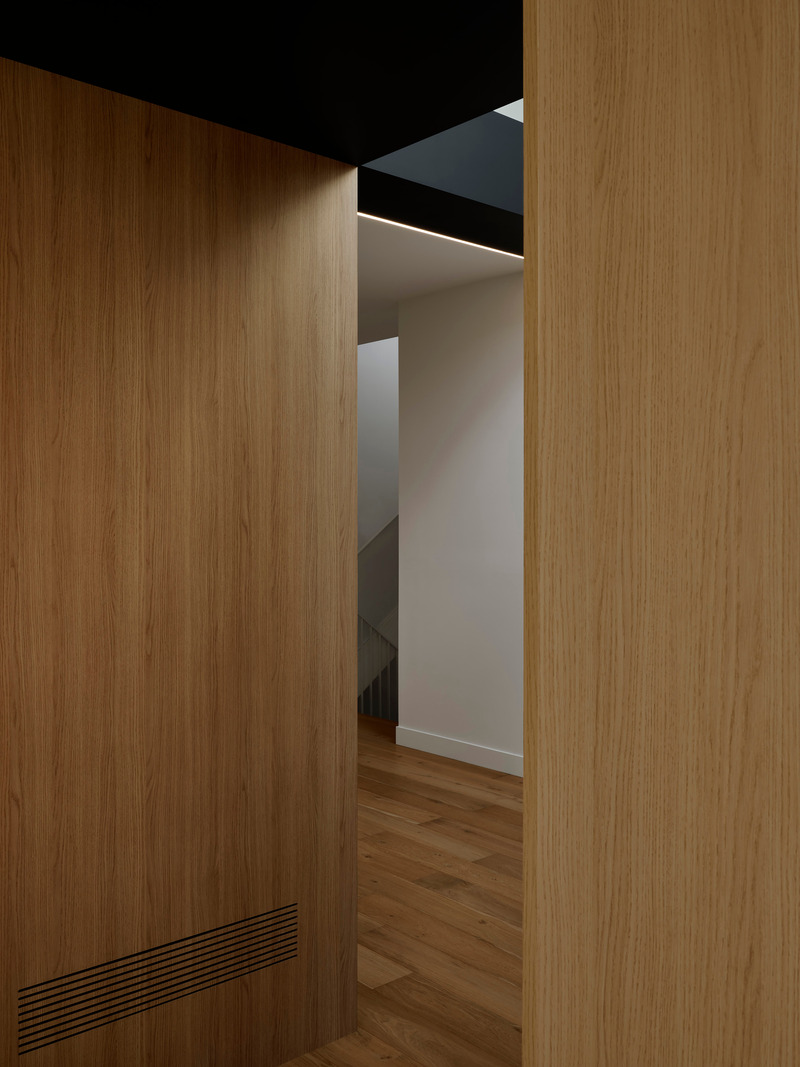Press kit | 3491-04 - Press release | A Symphony of Light and Form: Atelier Sun's Rothko-Inspired Masterpiece in Downtown Oakville - Atelier Sun - Residential Architecture - View into staircase - Photo credit: Joel Esposito
