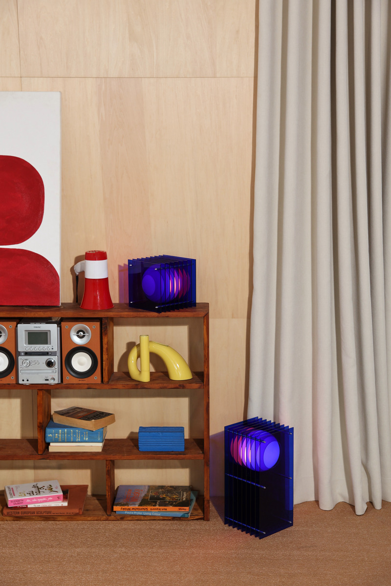 Dossier de presse | 7491-01 - Communiqué de presse | Lớp, une sculpture lumineuse pour BằNG - BằNG - Design d’éclairage - Lớp petit carré &amp; rectangle en bleu - Crédit photo : BằNG