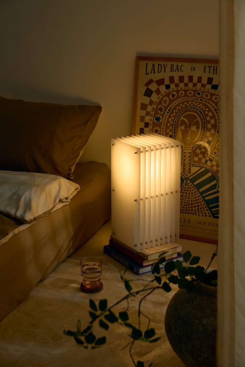Dossier de presse | 7491-01 - Communiqué de presse | Lớp, une sculpture lumineuse pour BằNG - BằNG - Design d’éclairage - Lớp petit rectangle en milky - Crédit photo : BằNG