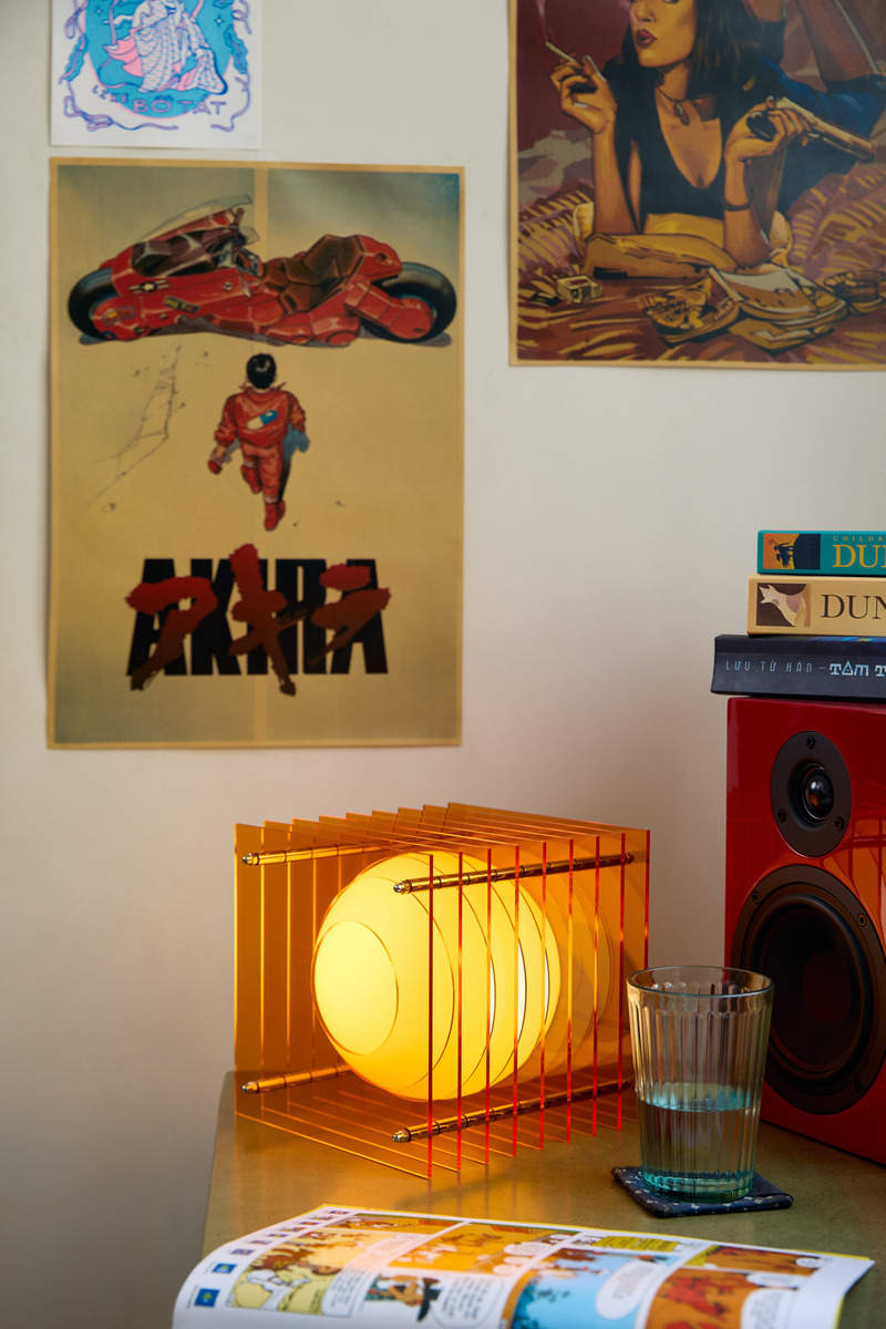 Dossier de presse | 7491-01 - Communiqué de presse | Lớp, une sculpture lumineuse pour BằNG - BằNG - Design d’éclairage - Lớp petit carré en orange - Crédit photo : BằNG