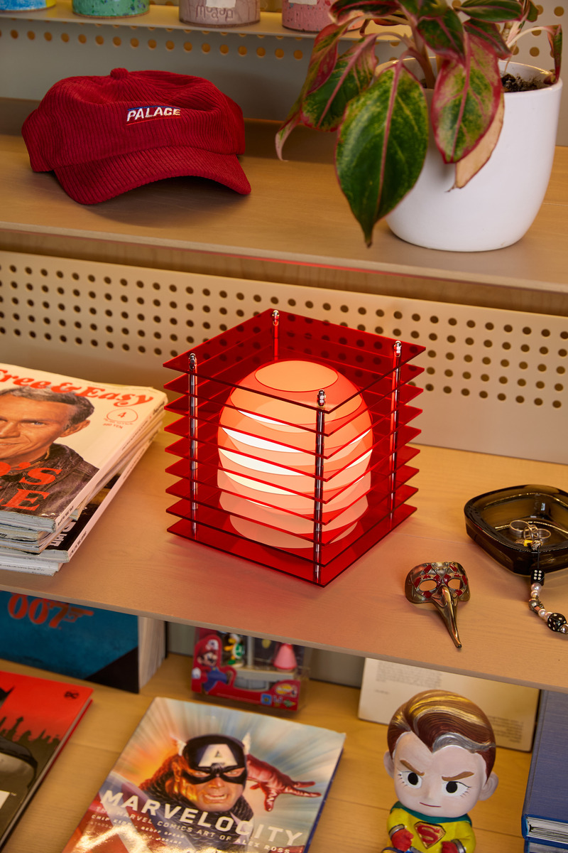 Dossier de presse | 7491-01 - Communiqué de presse | Lớp, une sculpture lumineuse pour BằNG - BằNG - Design d’éclairage - Lớp petit carré en rouge - Crédit photo : BằNG