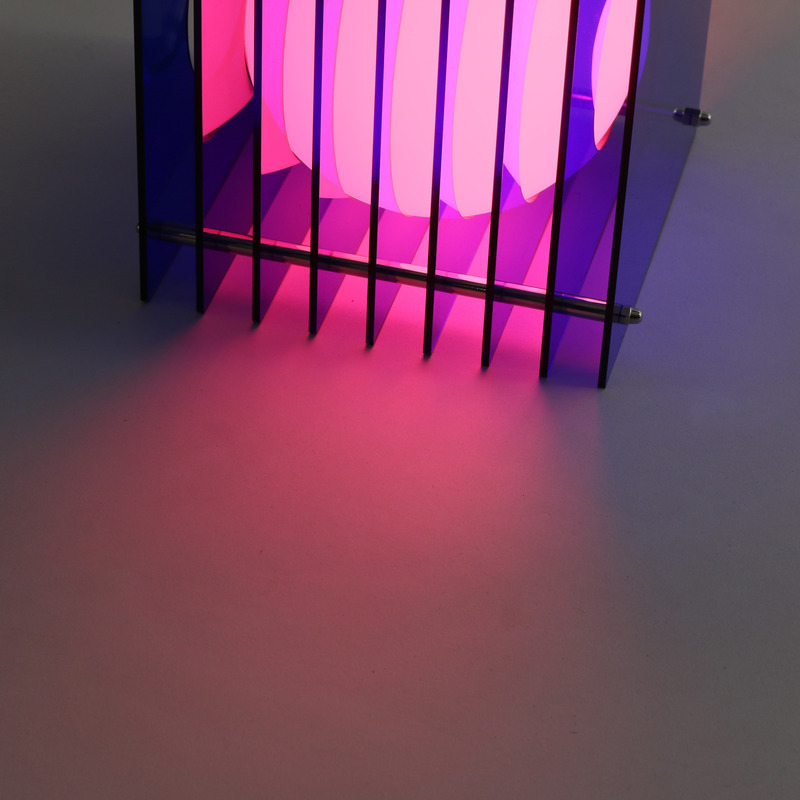 Dossier de presse | 7491-01 - Communiqué de presse | Lớp, une sculpture lumineuse pour BằNG - BằNG - Design d’éclairage - Lớp petit carré en bleu - Crédit photo : BằNG