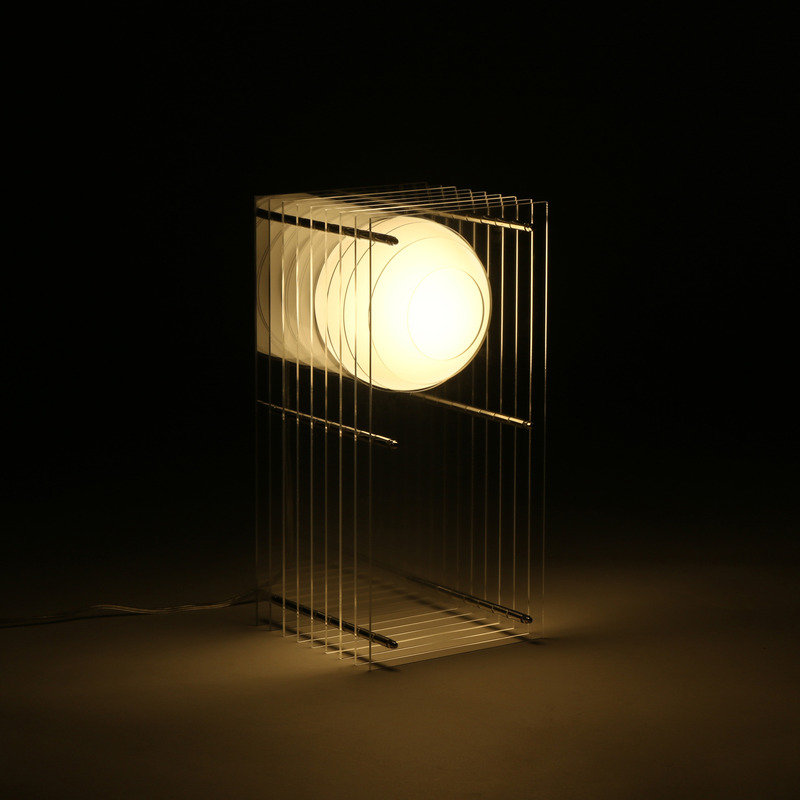 Dossier de presse | 7491-01 - Communiqué de presse | Lớp, une sculpture lumineuse pour BằNG - BằNG - Design d’éclairage - Lớp petit rectangle en transparent - Crédit photo : BằNG
