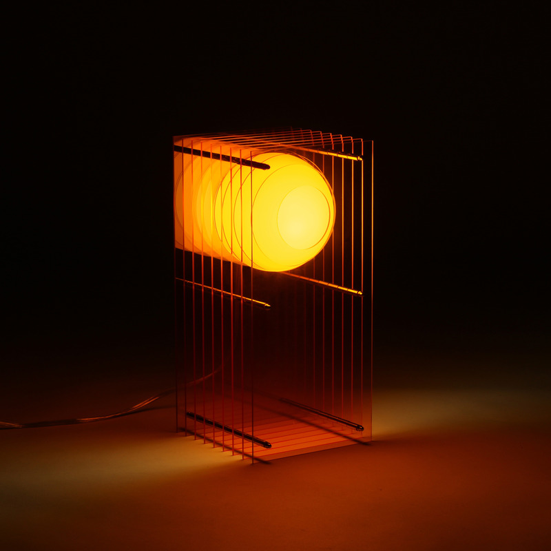Dossier de presse | 7491-01 - Communiqué de presse | Lớp, une sculpture lumineuse pour BằNG - BằNG - Design d’éclairage - Lớp petit rectangle en orange - Crédit photo : BằNG