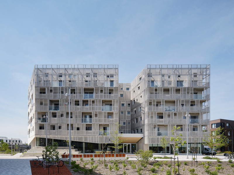 Press kit | 1676-07 - Press release | Rose des Vents: 123 Affordable Student Housing Units Designed by ADHOC - ADHOC - Residential Architecture - Designed to offer a comfortable, sustainable, and accessible living environment for students, this 6-story building features 123 modern and functional housing units. - Photo credit: Maxime Brouillet 