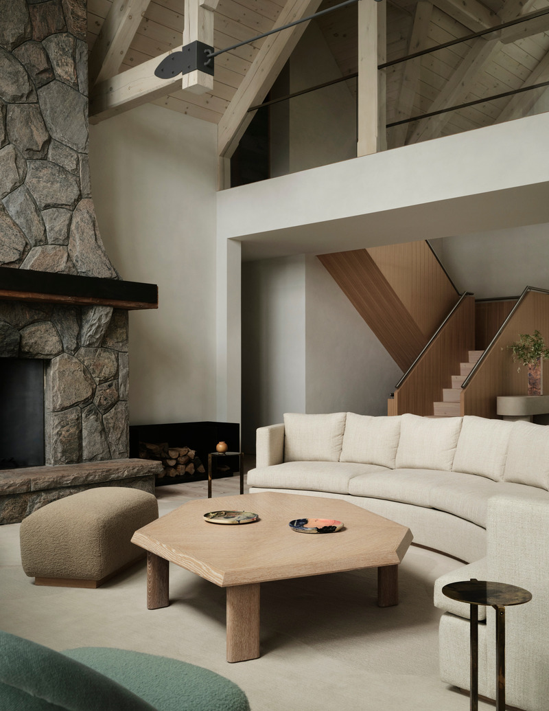 Dossier de presse | 6316-04 - Communiqué de presse | Summer Lake House - Ashley Botten Design - Design d’intérieur résidentiel - <p>Many of the cottage’s original features, such as the grand flagstone hearth—iconic to the Muskoka region—have remained intact. </p><br> - Crédit photo : Patrick Biller