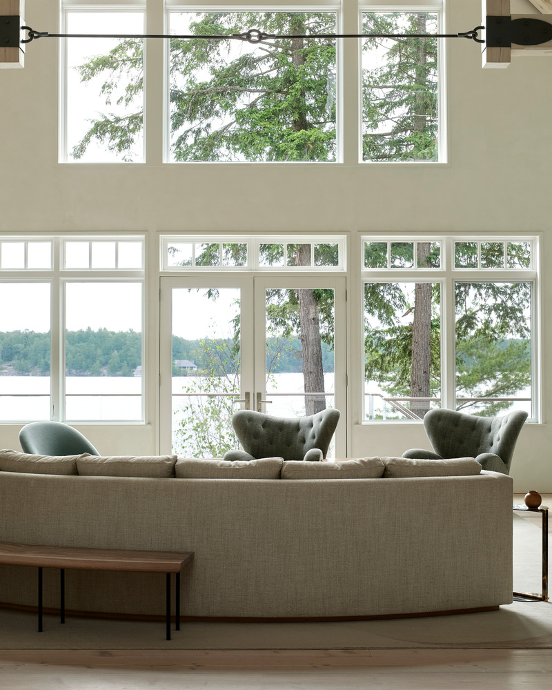 Dossier de presse | 6316-04 - Communiqué de presse | Summer Lake House - Ashley Botten Design - Design d’intérieur résidentiel - <p>Many of the cottage’s original features, such as the sash windows overlooking the lake, have remained intact.</p><br> - Crédit photo : Patrick Biller